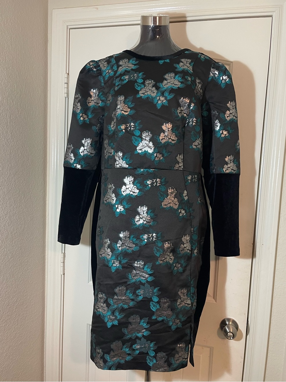 Eloquii dress size 16 stretching material Please check all picture of condition.